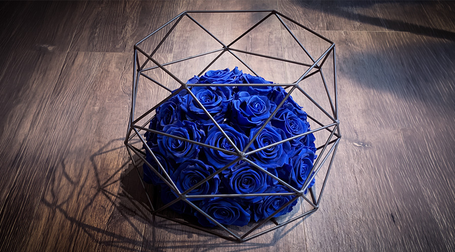 Skulptur aus stabilisierten Rosen